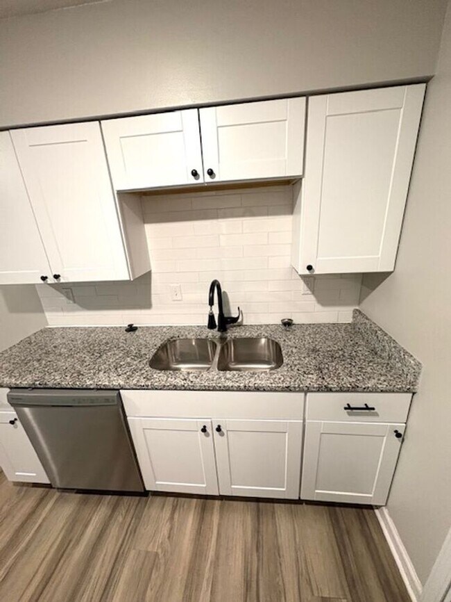 Foto del edificio - Live by UofM: Updated 1BR Apartment with W...