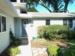 Building Photo - 1126 Laurel Ln