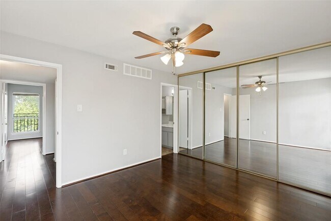 Foto del edificio - 6910 Hart Ln