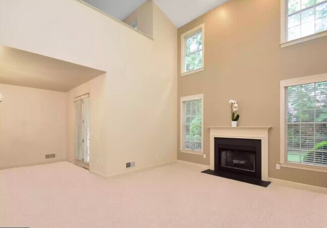 Building Photo - 4658 Pinehurst Cir