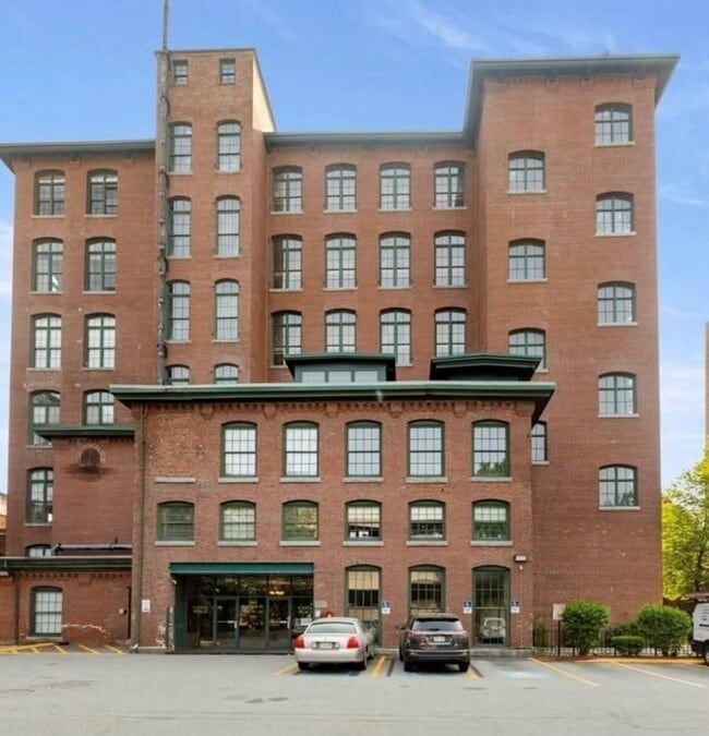 Building Photo - 200 Market St