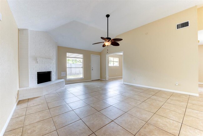Building Photo - 4035 Green Crest Dr