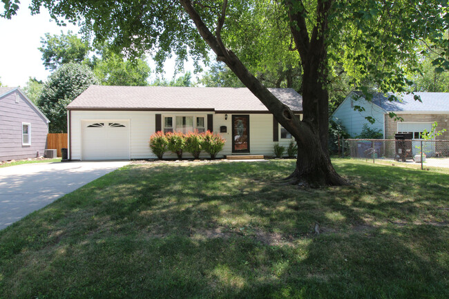 Building Photo - Cute 2 Bedroom Fully Updated