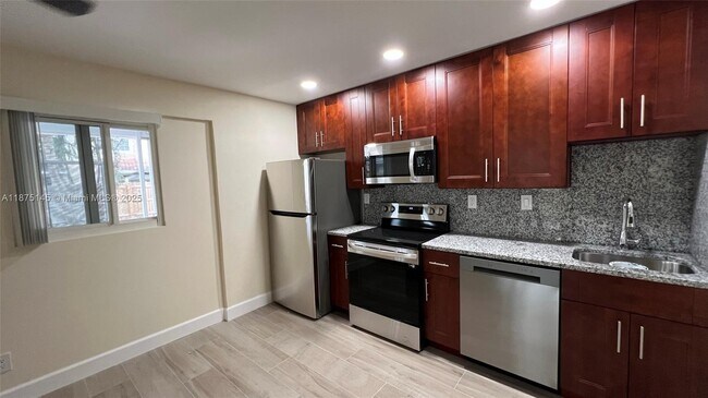 Building Photo - 2559 NE 10th Ct
