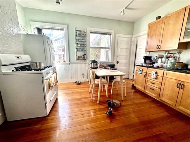 Building Photo - 77 College Ave