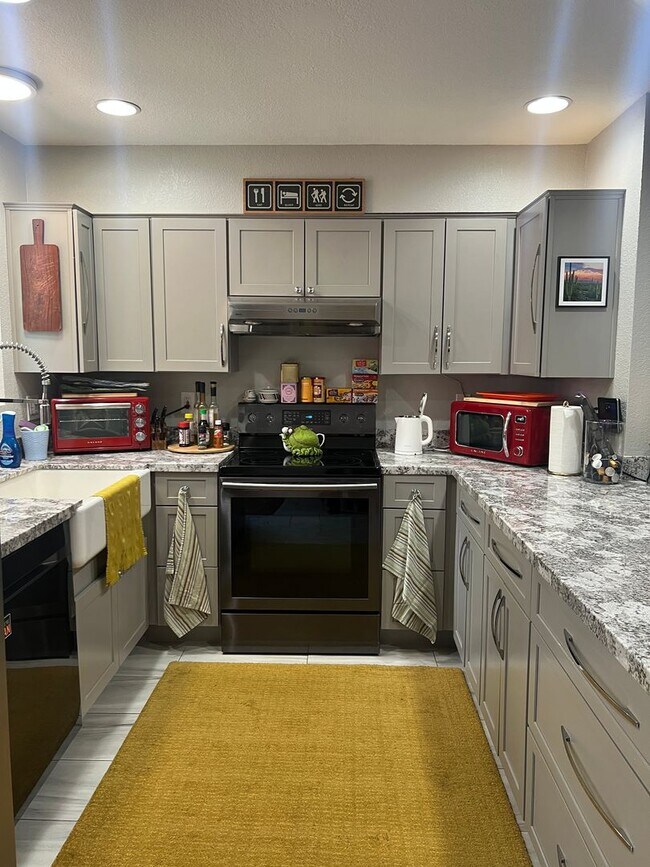 Building Photo - Updated Town house backed by National Forest