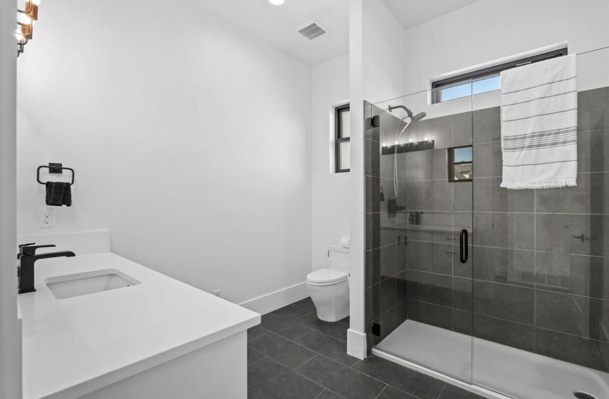 Building Photo - 2883 W Parkside Dr