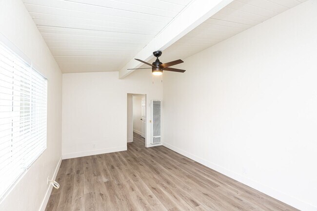 Foto del edificio - *** OCEANSIDE OASIS 2/1 WITH GARAGE, NEWLY...
