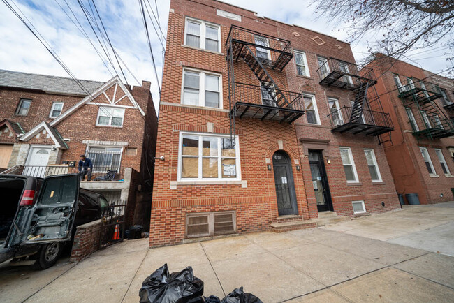 Building Photo - 2448 33rd St