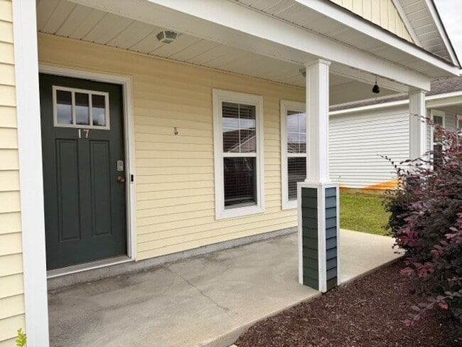 Building Photo - Home is located in Avendale-Rocky Point address but Topsail School District