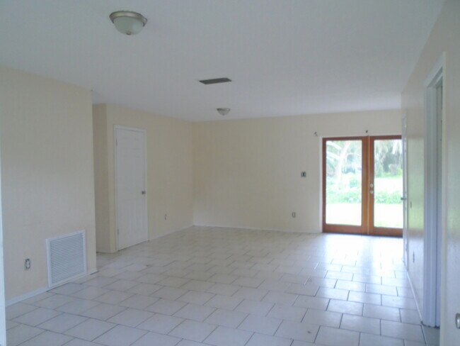 Foto del edificio - 37422 Warren Ave