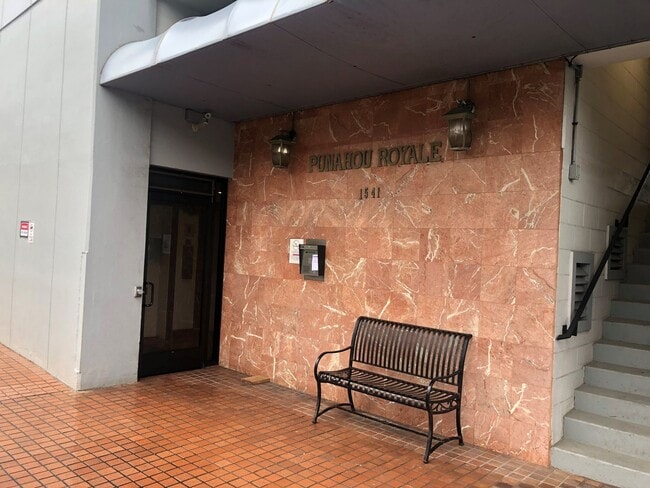 Building Photo - Punahou Royale, 1 bdrm, 1 bath, 1 pkg