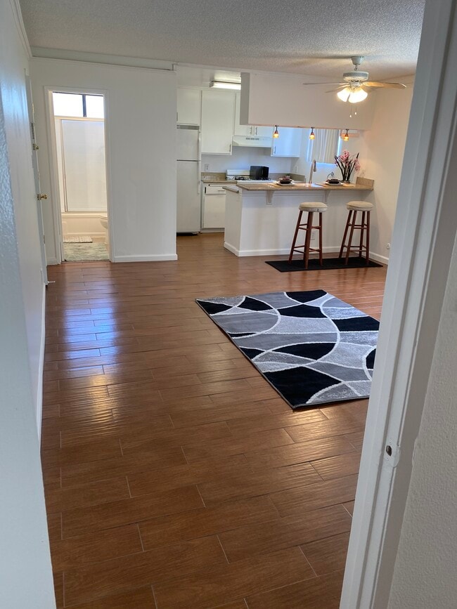 Building Photo - 1943 Vista Del Mar Ave