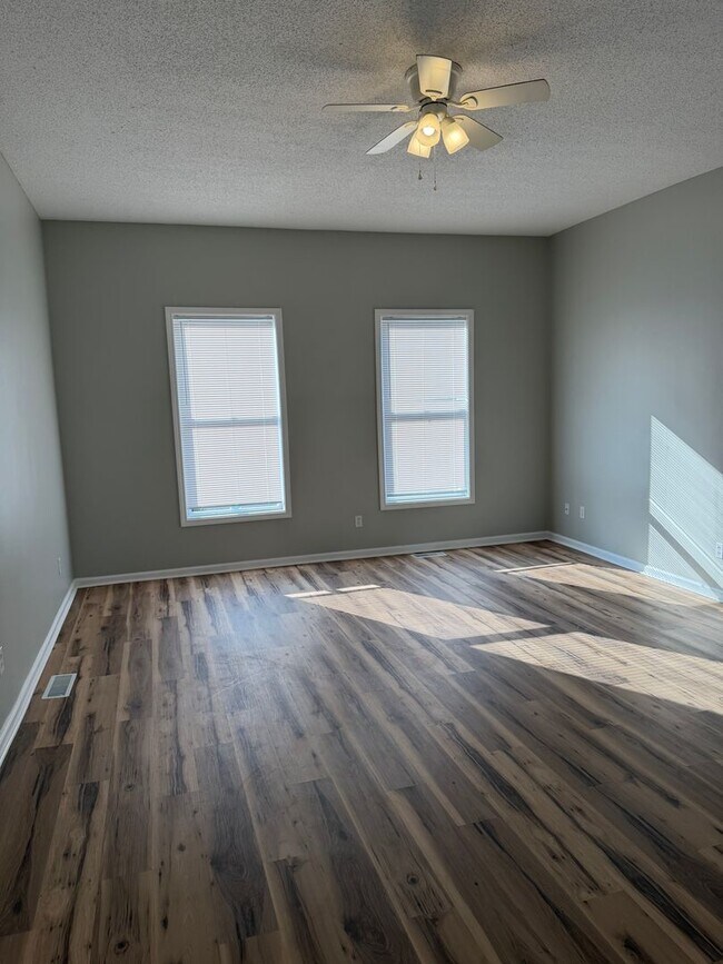 Foto del edificio - 2 bedroom, new floors, walkable!