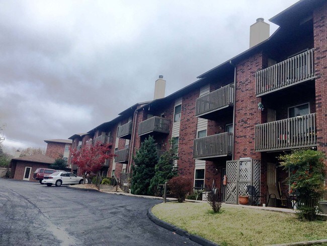 Exterior y estacionamiento - Shepherd of the Hills Estates Apartments