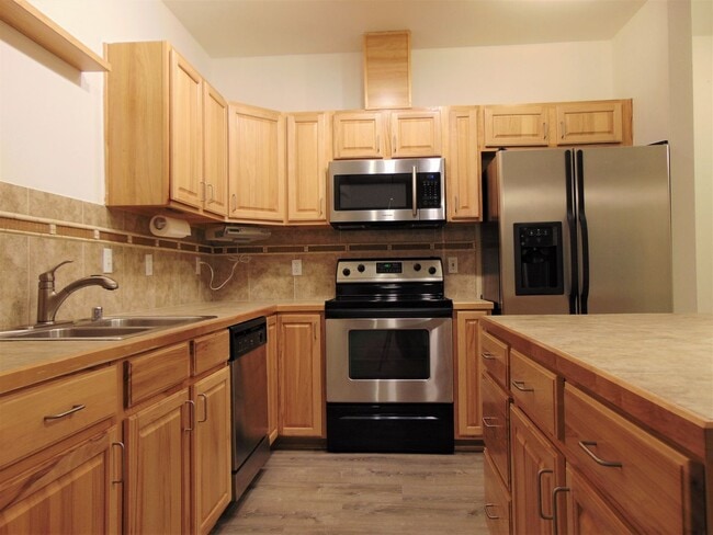 Building Photo - Lovely and Spacious 2 BR/1.75 BA Kirkland ...