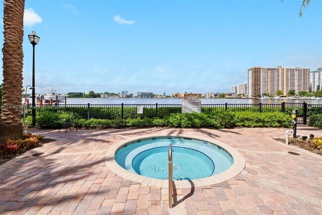 Foto del edificio - 17100 N Bay Rd