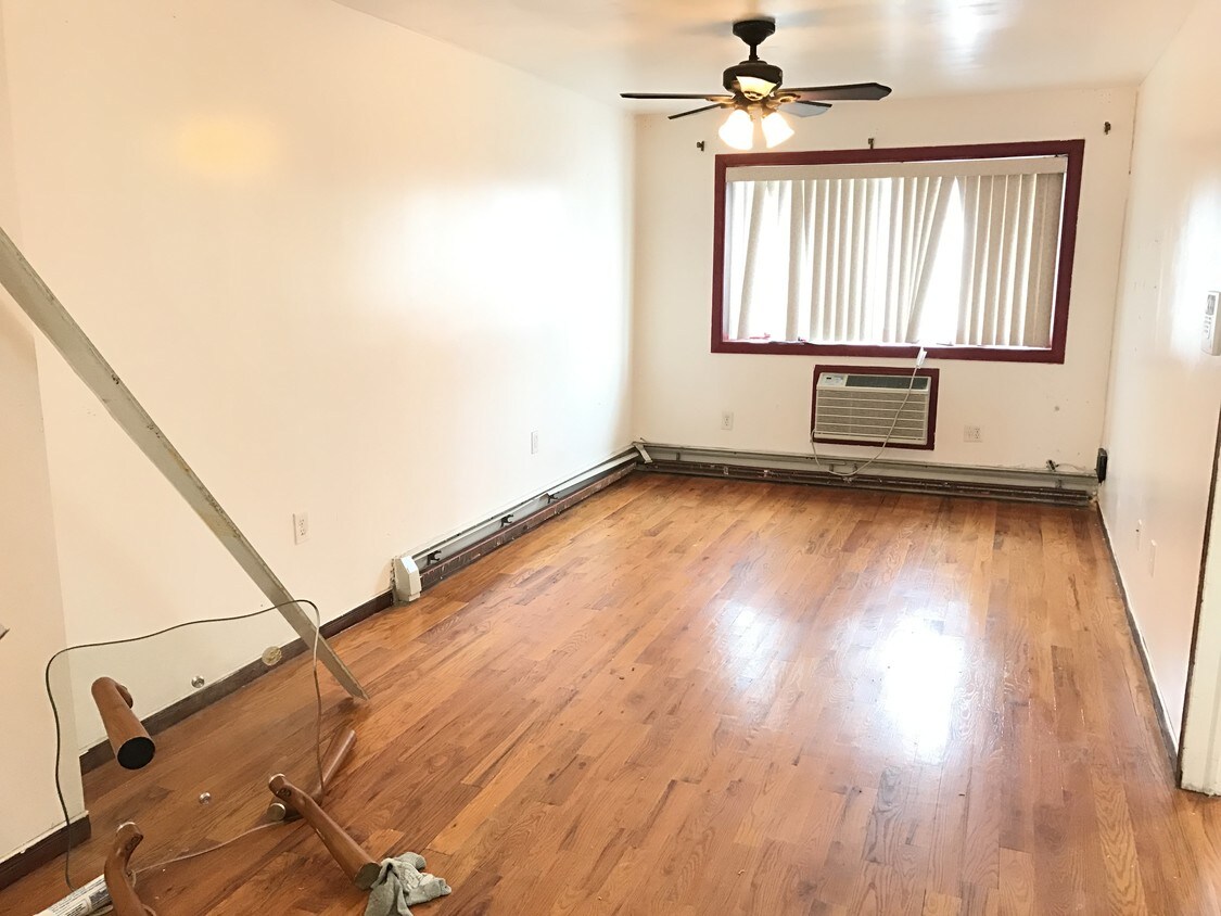 Primary Photo - 357 Midwood St