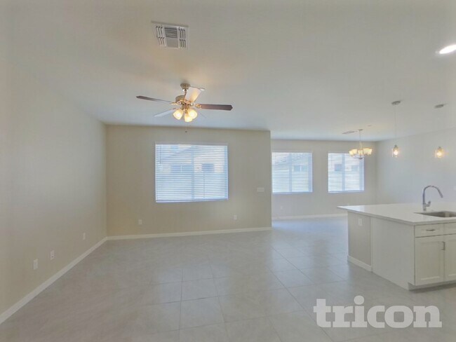 Building Photo - 4544 E Grandview St