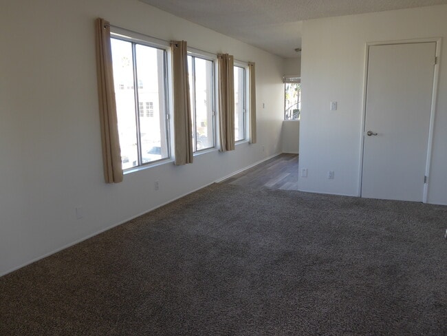 Sala de estar desde la entrada - 218 Melrose Dr