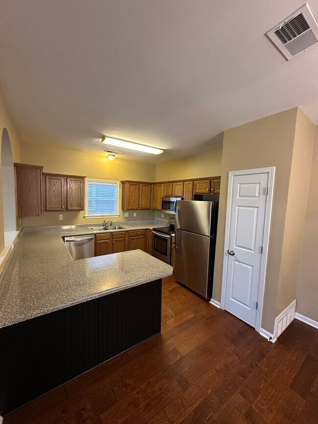 Foto del edificio - Completely fresh 3 bd 2.5 bath on Island Pet allowed with owner approval. All appliances included...