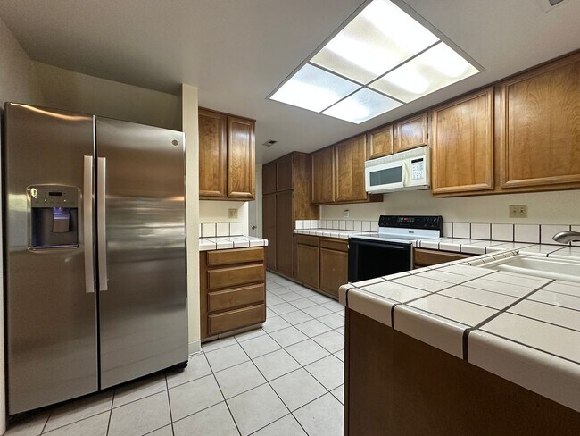 Foto del edificio - Bright and Spacious 2 Bedroom 2.5 Townhouse in Desirable Terrace Hills Community