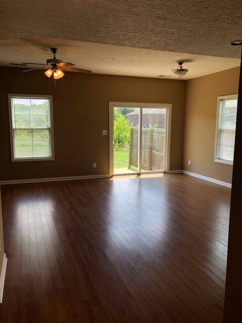 Foto del edificio - 554 Village Creek Dr