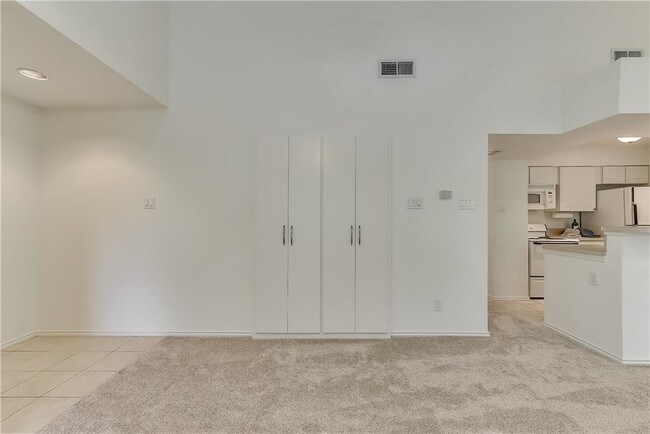 Building Photo - 7525 Holly Hill Dr