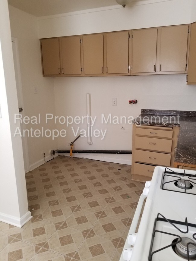 Building Photo - Cute 1 bed, bonus room, 1 bath in Rosamond