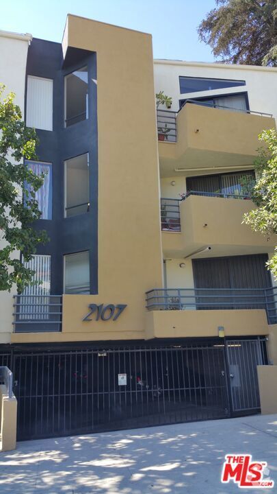 Building Photo - 2107 Beachwood Dr