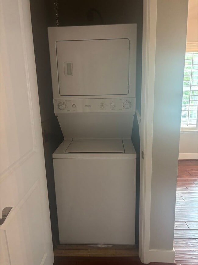 Building Photo - Stunning One-Bedroom Condo in Desirable Co...