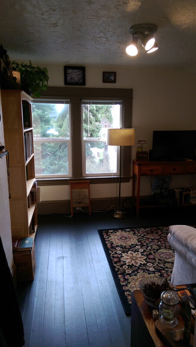 Building Photo - Upper 2-Bed, 1-Bath in Prime Bellingham Lo...