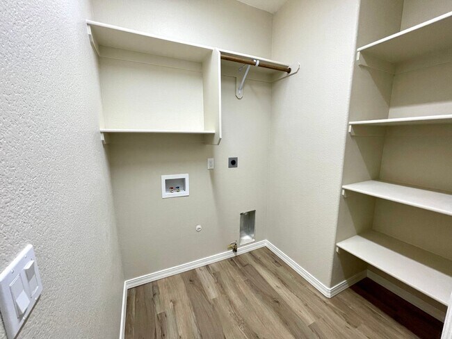 Building Photo - Beautiful 3 Bedroom Home in Kingman Crossing!
