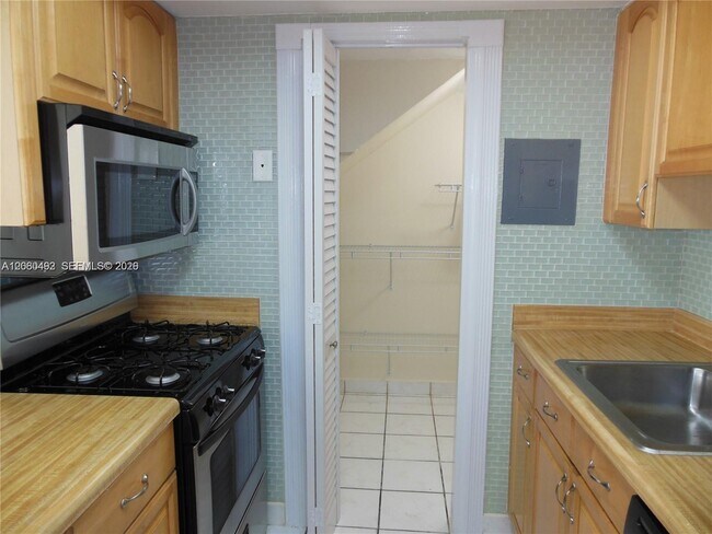 Foto del edificio - 1350 W 53rd St