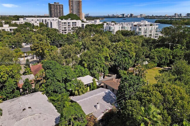 Foto del edificio - 669 NE 60th St