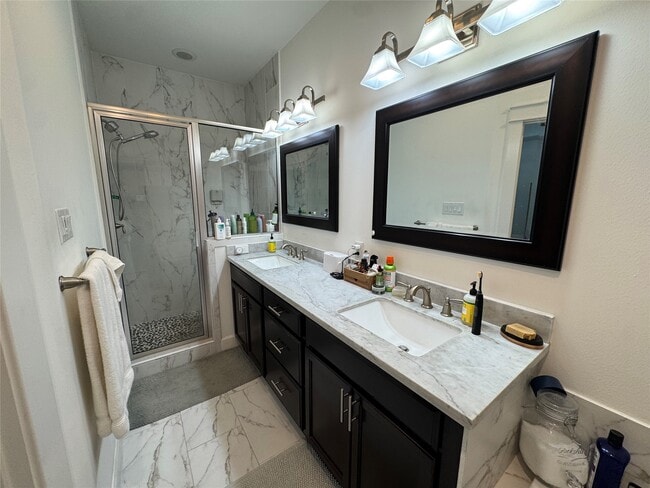 Building Photo - 902 W 20th St