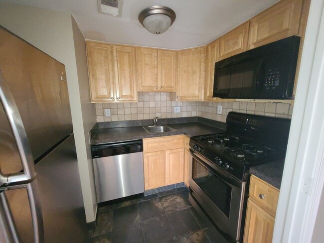 Building Photo - Large, bright 1 bedroom -  AVAILABLE JULY 1
