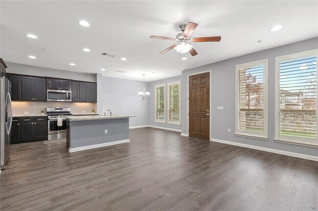 Foto del edificio - 13800 Lyndhurst St