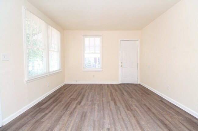 Foto del edificio - 2BR Cottage Home with LVP Flooring Throughout, Bonus Sunroom, Covered Parking & Low-Maintenance L...
