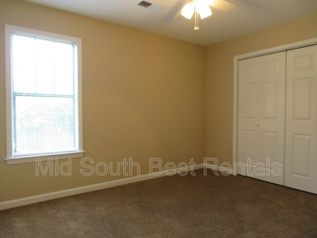 Building Photo - 5028 Ross Rd