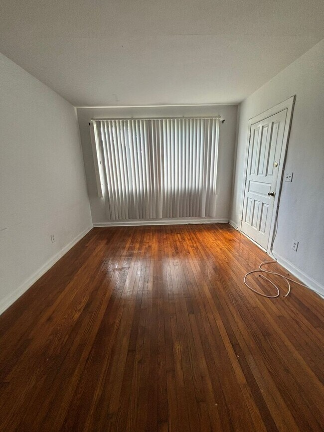Foto del edificio - 4633 Sunderland Rd