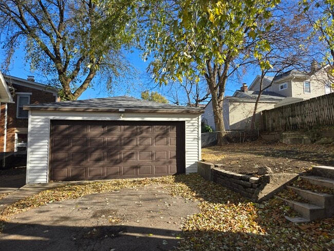 Building Photo - 324 Rosewood Ave