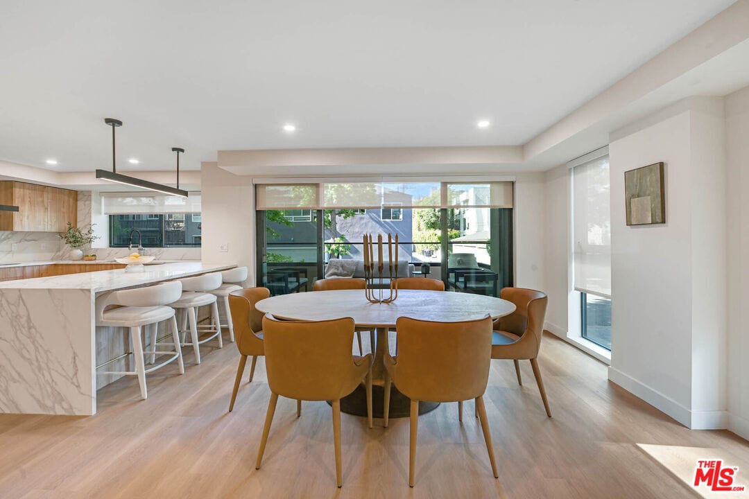 Foto principal - 350 N Palm Dr