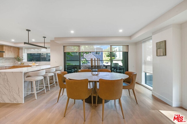 Foto del edificio - 350 N Palm Dr