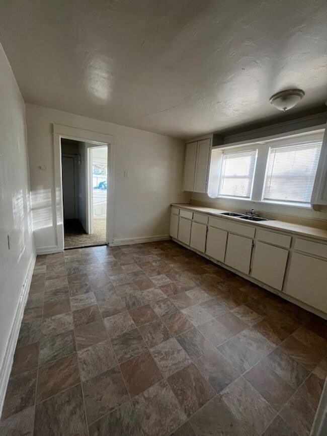 Building Photo - 2416 Center St