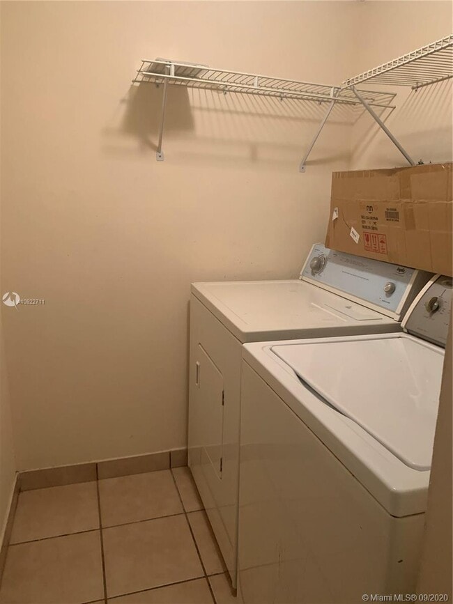 Building Photo - 301 Palm Way