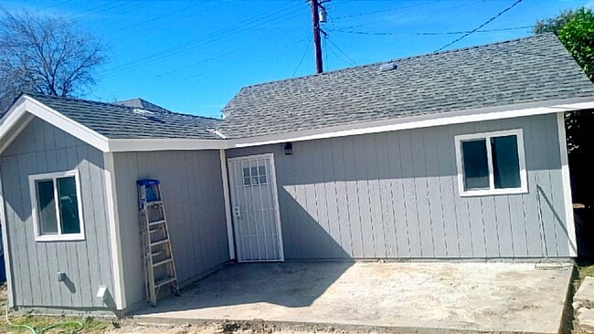 Building Photo - 690 W 8th St