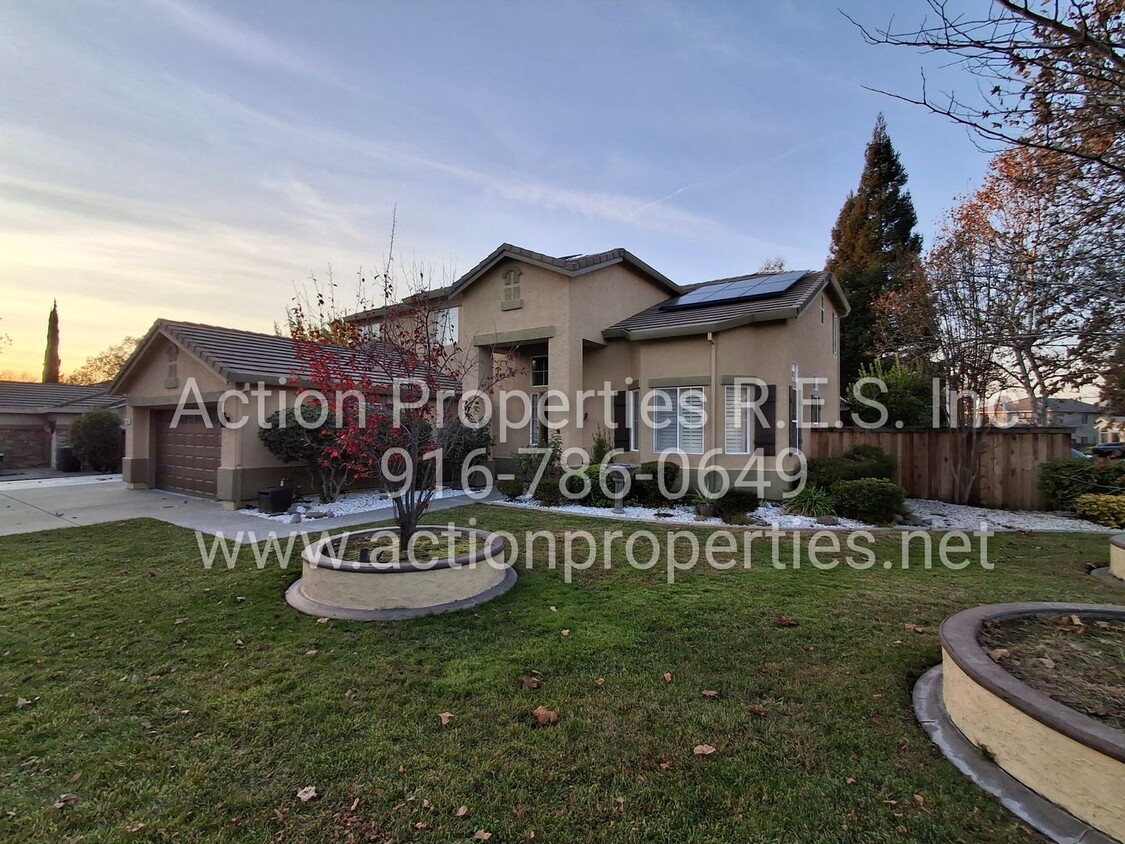 Primary Photo - Stunning 4-Bedroom, 3-Bathroom Two-Story C...