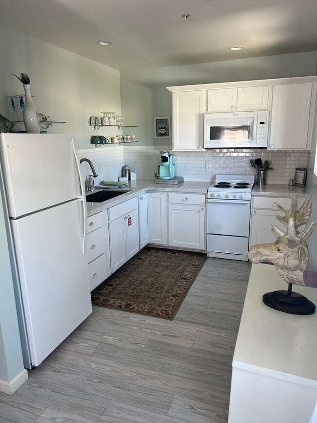 Building Photo - Bight and airy FURNISHED 1 bedroom apartment