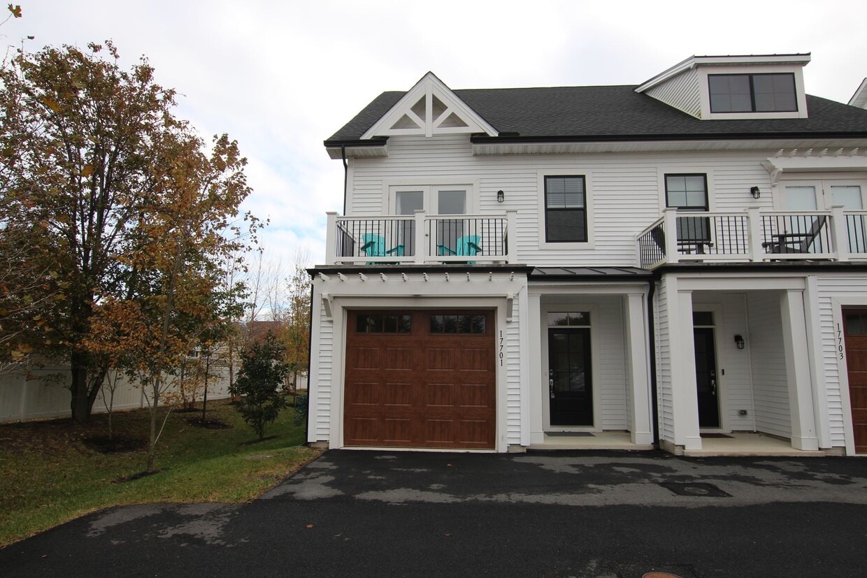 Foto principal - Like New End Unit Townhouse!